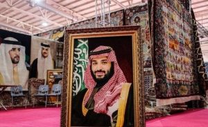 چهره بن سلمان روی فرش ایرانی دستش بر سر طلا و خودرو