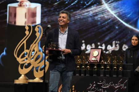 صحبتهای احساسی و بغض عادل فردوسی پور پس از دریافت جایزه جشن حافظ +ویدئو