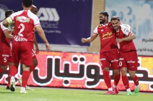 پرسپولیس به بیخ گوش استقلال رسید!