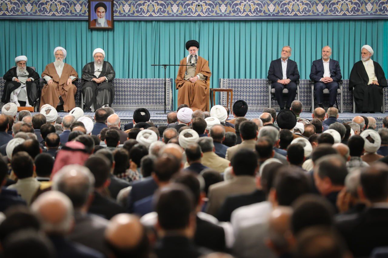 رهبر معظم انقلاب: اتحاد دنیای اسلام، تنها راه ایستادگی در مقابل باج‌طلبی قدرت‌های بزرگ