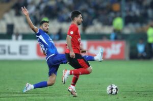 تراکتور علیه قرمز و آبی و زرد مسلح می شود