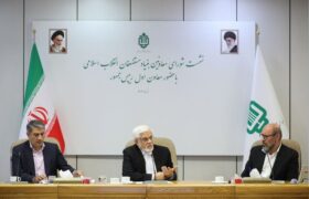 عارف: بنیاد مستضعفان می‌تواند پیشتاز تولید و سرمایه‌گذاری باشد