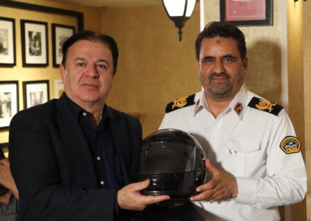 رئیس پلیس راهور تهران بزرگ در حاشیه دیدار با سینماگران:  سینما و آثار نمایشی با فرهنگ سازی بیش از پلیس و اعمال قانون می تواند در کاهش تخلفات و تصادفات و حوادث ترافیکی موثر باشد/پویش نه به پلاک مخدوش در راه است
