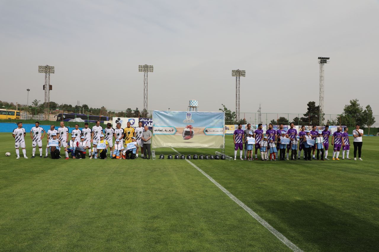 گزارش تصویری از دیدار دوستان تیم های فوتبال پلیس راهور تهران بزرگ و ستارگان دهه ۶۰ در ورزشگاه پیکان شهر